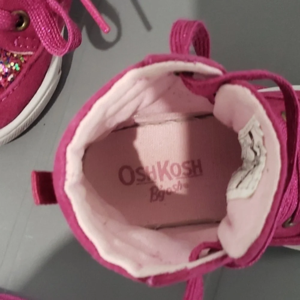 Oshkosh tennis shoes size 5‎